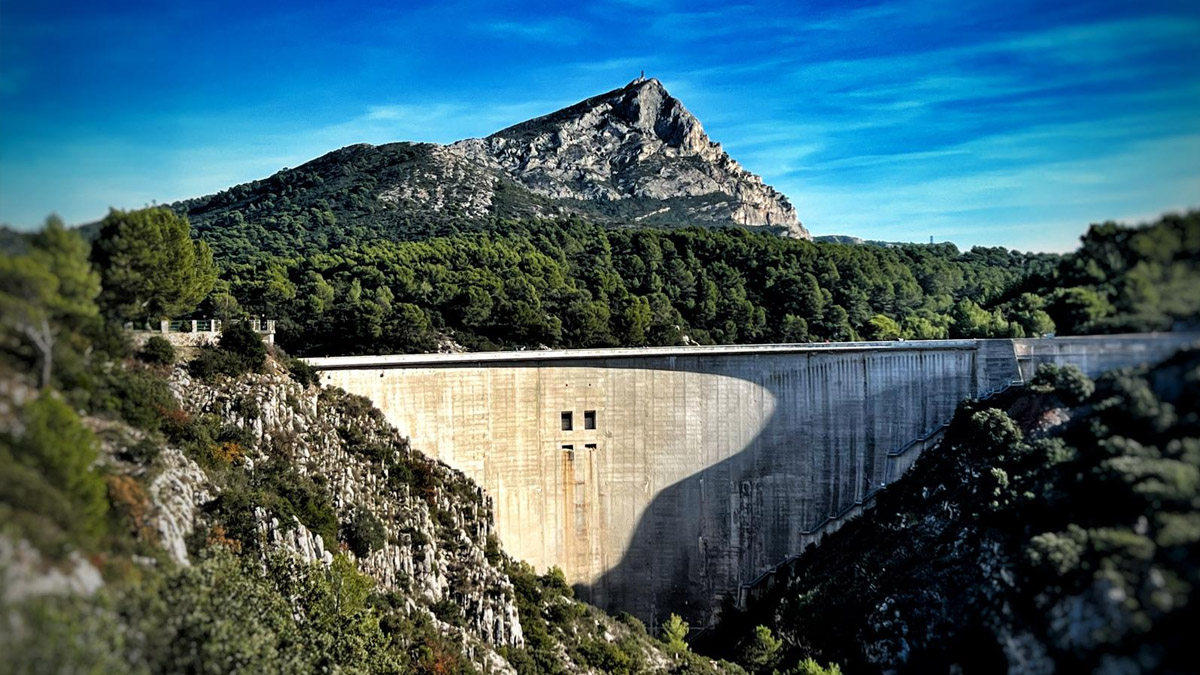 Barrage de Bimont — couronnement et retenue au pied de la Sainte-Victoire