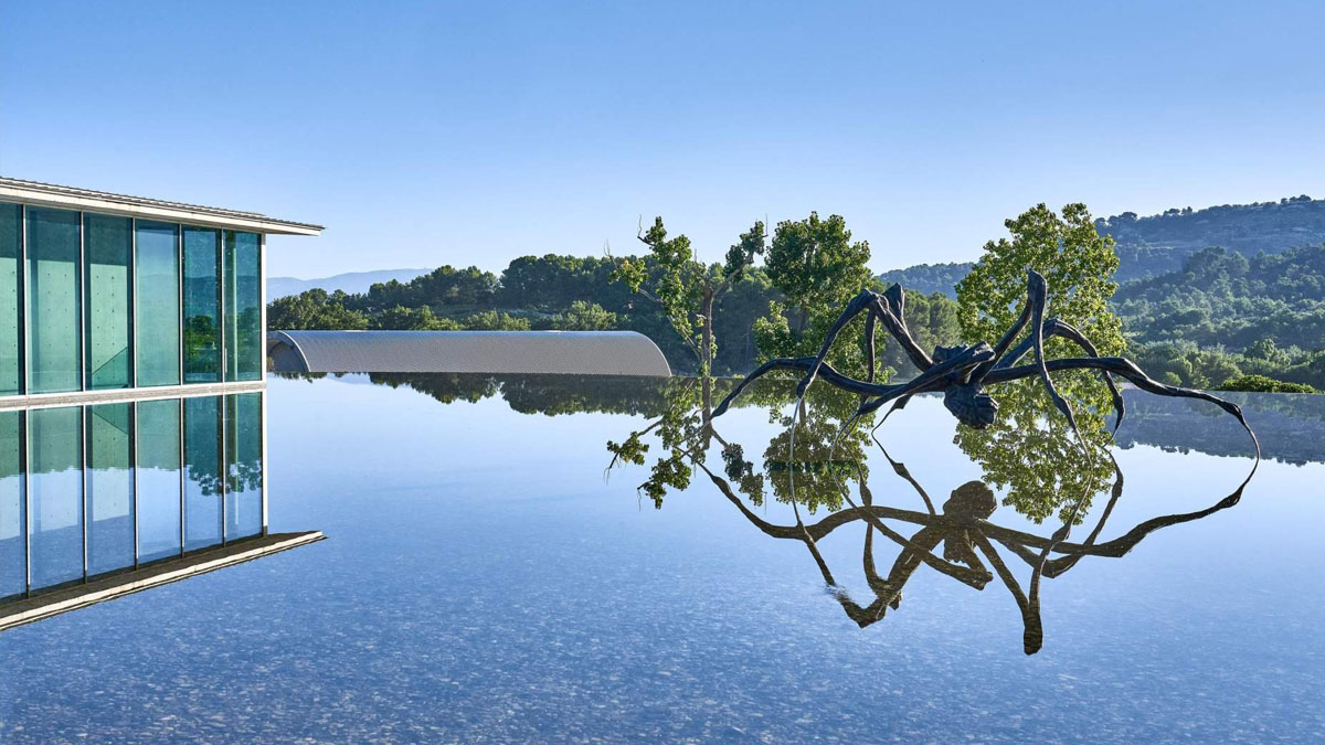 Château La Coste — miroir d’eau, pavillons et vignes