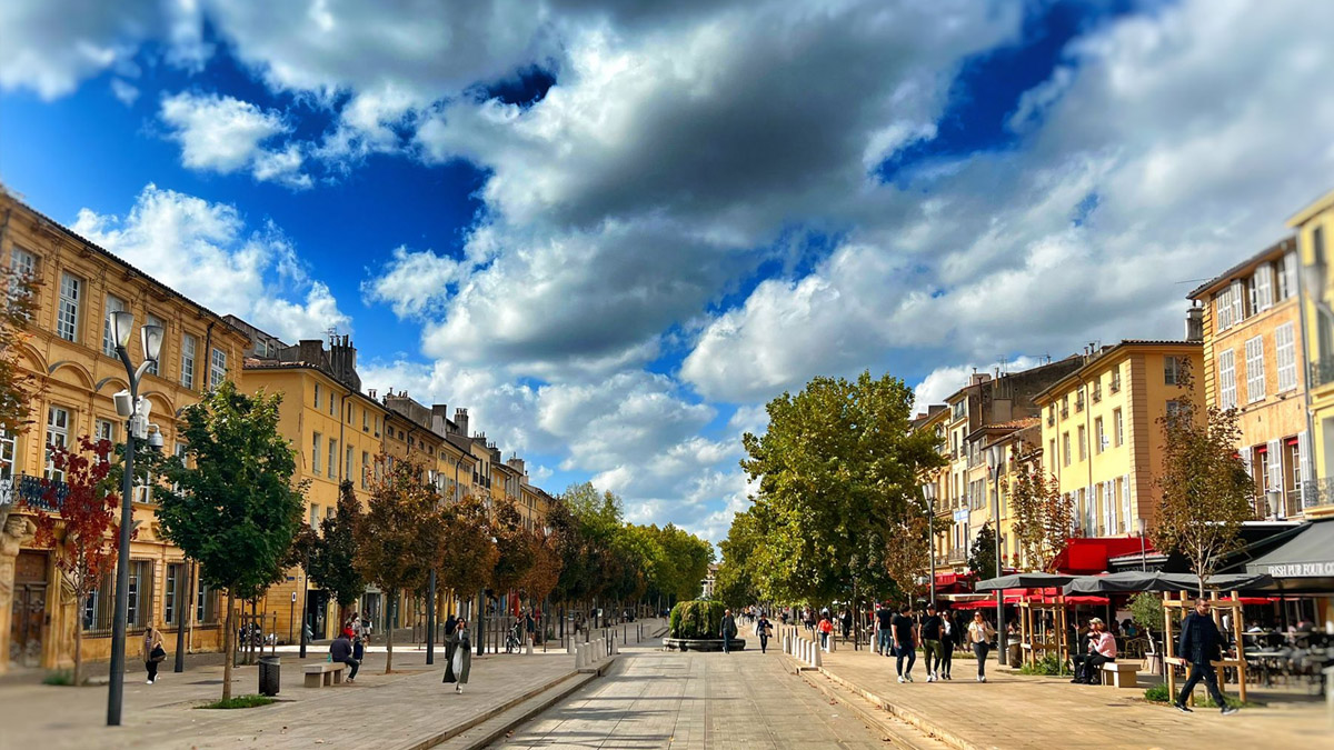 Cours Mirabeau - perspective ombragée sous les platanes