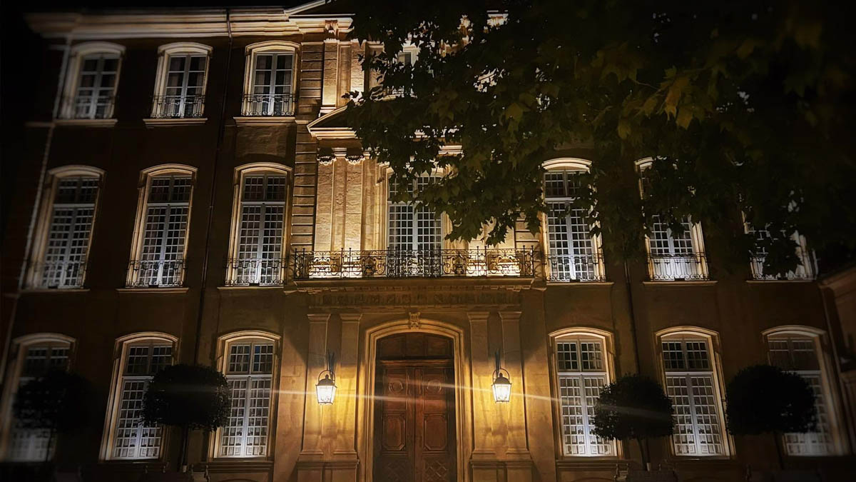 Hôtel de Caumont (Caumont Centre d’Art) – cour d'honneur et façade XVIIIe
