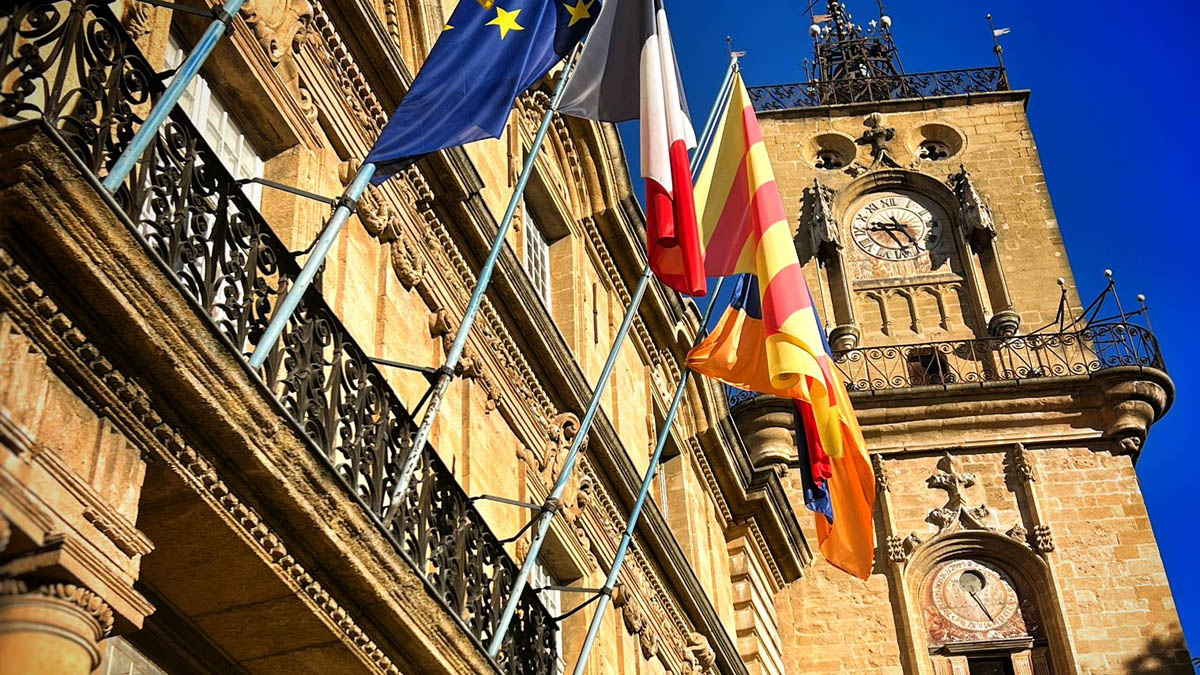 Hôtel de Ville et Tour de l’Horloge - façade classique et beffroi