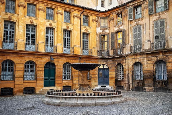 Place d’Albertas et sa fontaine