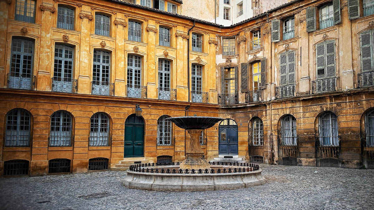 Place d’Albertas - façades baroques et fontaine centrale