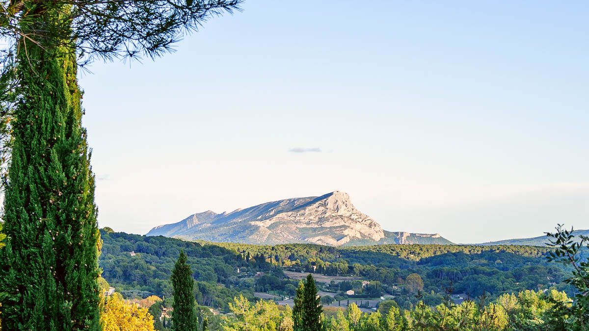 Montagne Sainte-Victoire — vue large sur l’arête et la Croix de Provence
