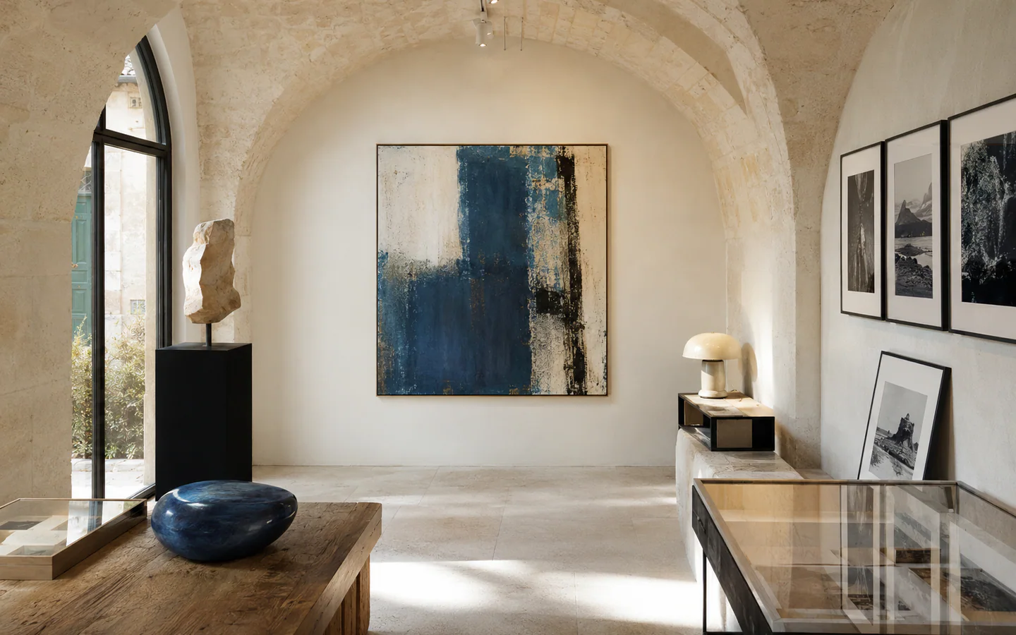 Œuvres d'art contemporain et objets de design dans une galerie aixoise